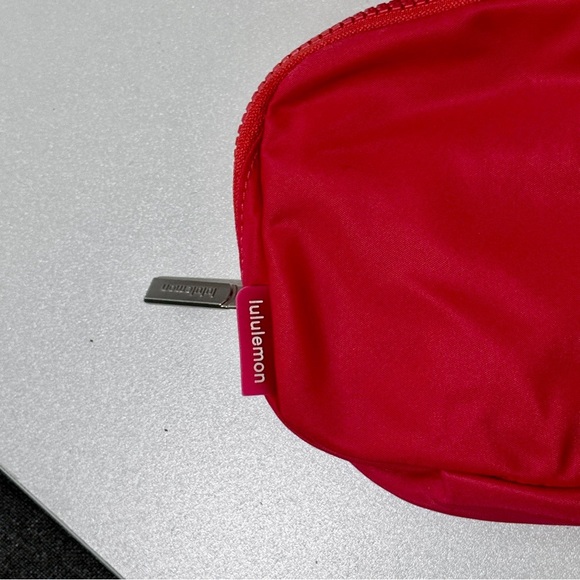 Lululemon Everywhere Raspberry Belt Bag - Picture 4 of 7